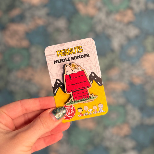 Peanuts - Snoopy on the Doghouse Needle Minder