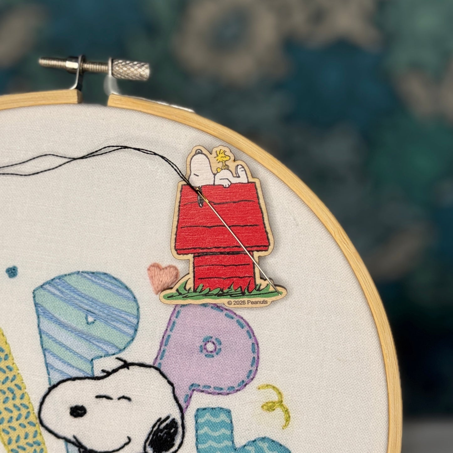 Peanuts - Snoopy on the Doghouse Needle Minder